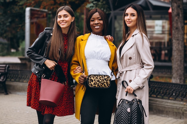 Tre donne multiculturali dopo lo shopping