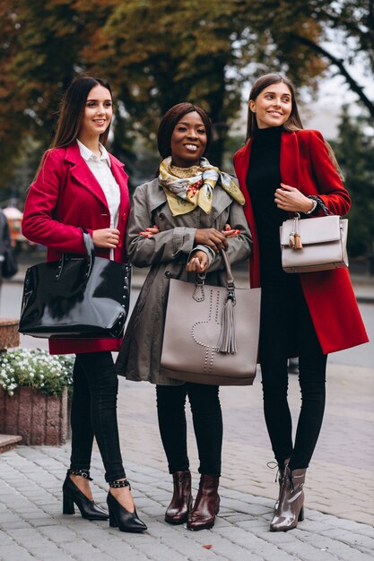 Tre donne multiculturali in strada