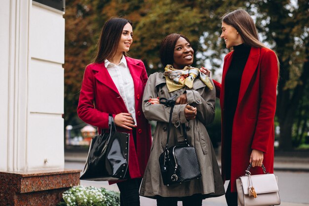 Tre donne multiculturali in strada