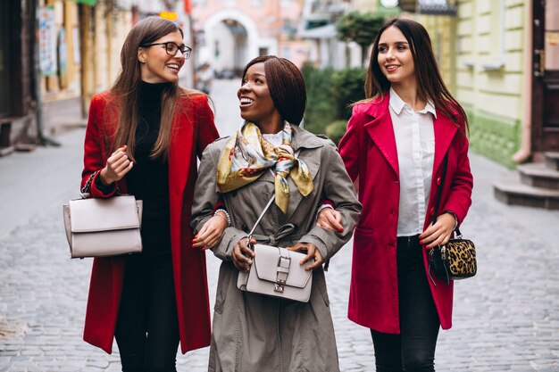 Tre donne multiculturali in strada