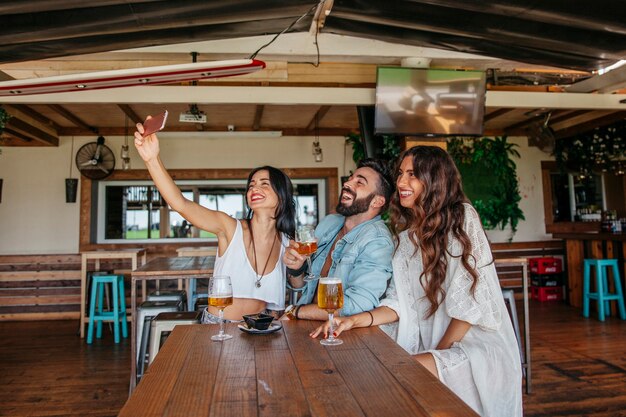 Tre giovani amici che prendono selfie