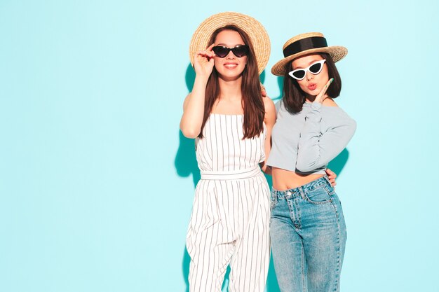 Tre giovani belle donne hipster sorridenti in abiti estivi alla moda