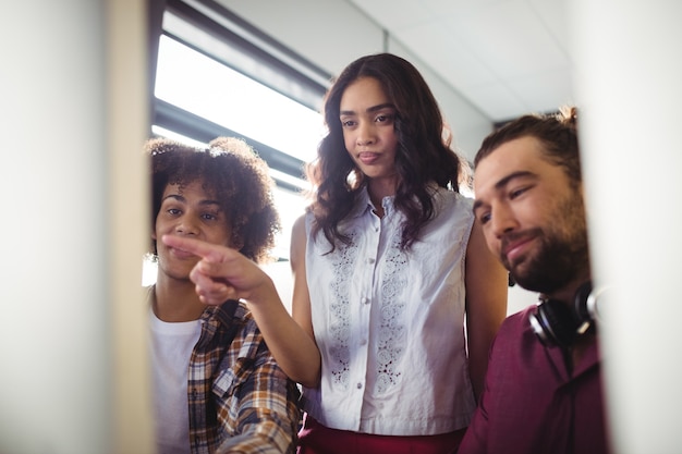 Tre ingegneri del suono che lavorano insieme