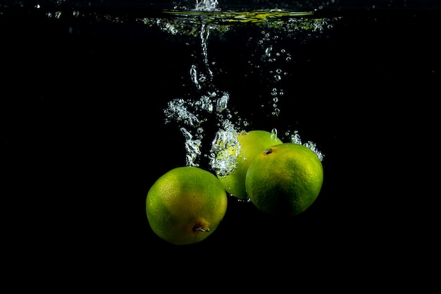 Tre mandarini freschi nell'acqua