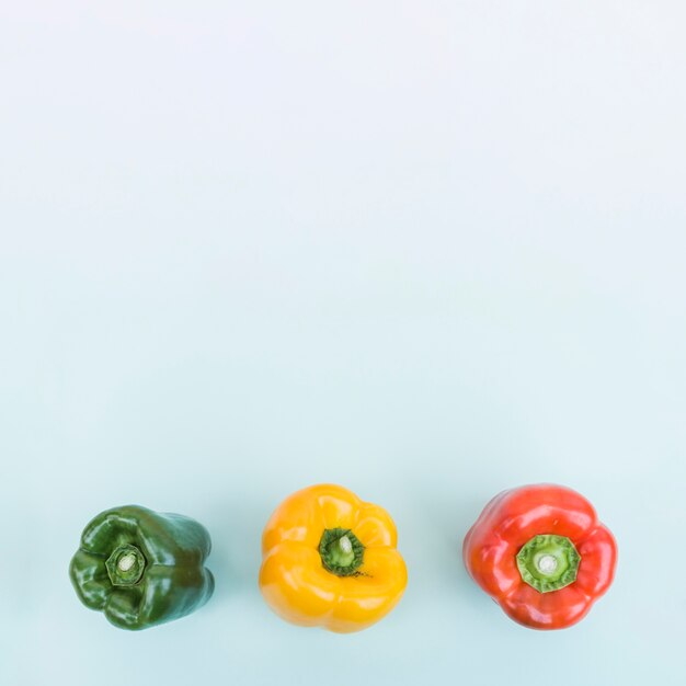 Tre peperoni colorati dall&#39;alto
