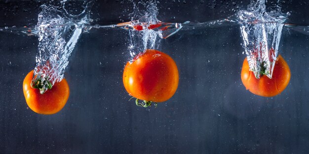 Tre pomodori immersi in acqua