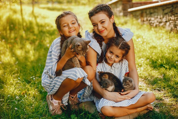 tre ragazze bellissime e carine in abiti blu con bellissime acconciature e sedute di trucco