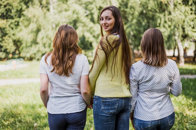 Tre ragazze dell'adolescente che posano per la macchina fotografica