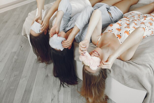 Tre ragazze fanno festa in pigiama a casa