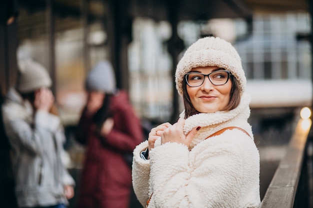 Tre ragazze in abito invernale sulla strada