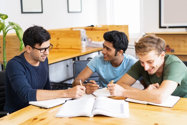 Tre studenti che studiano e fanno i compiti insieme