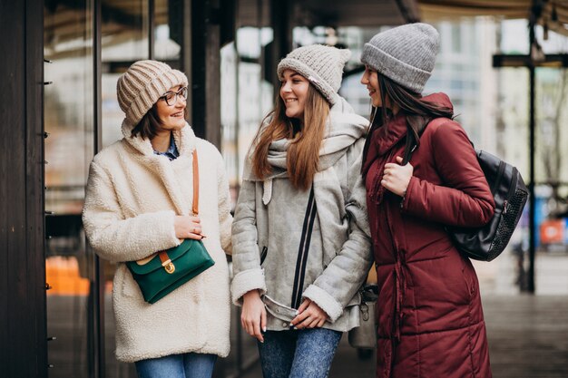 Tre studenti in abito invernale in strada