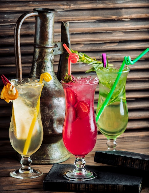 Tre tipi di cocktail estivi colorati con frutta.