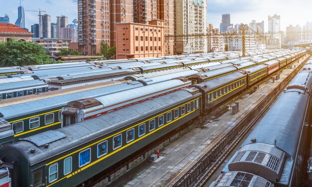 Treni alla stazione ferroviaria