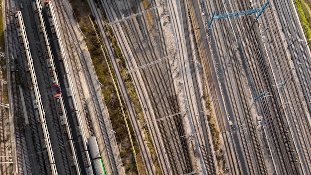 Treni e ferrovie sopra la vista