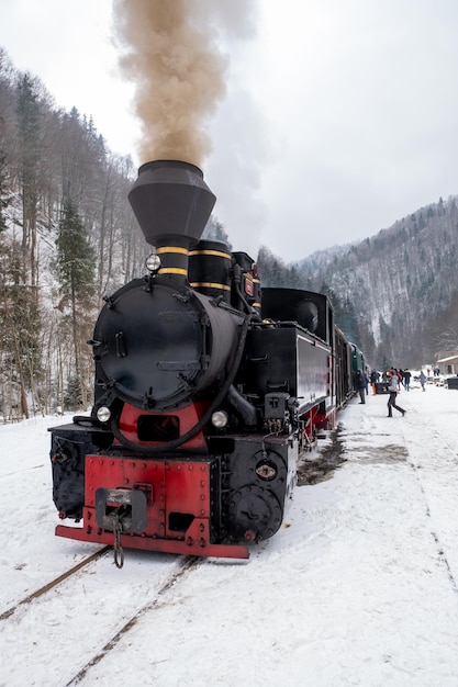 Treno a vapore Mocanita su una stazione ferroviaria in inverno Romania