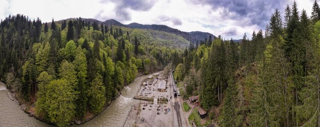 Treno a vapore Mocanita su una stazione ferroviaria Romania