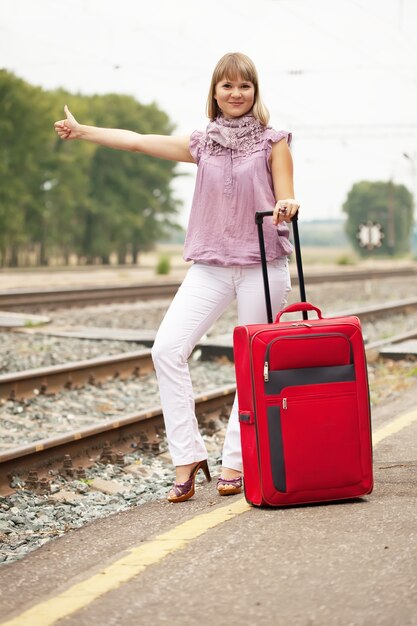 Treno di attesa della donna sulla ferrovia