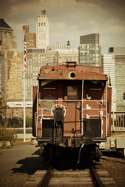 Treno e centro di Manhattan nel parco.