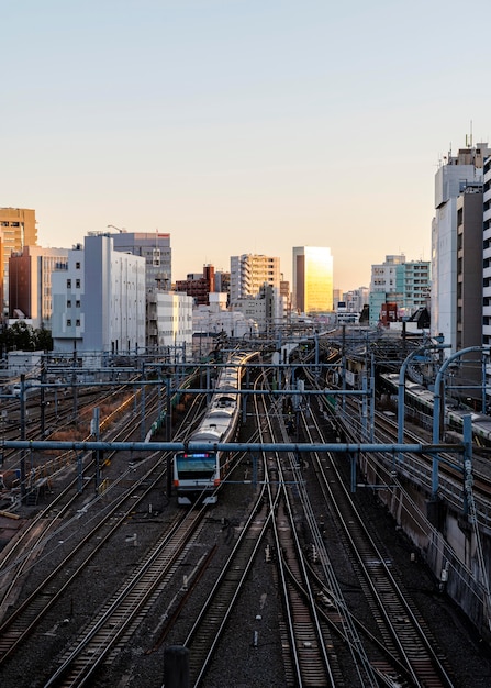 Treno moderno del giappone del paesaggio urbano