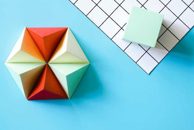 Triangolo origami a forma di carta