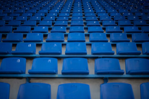 Tribune blu vuote ad angolo basso