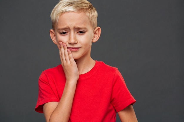 Triste bambino ragazzo con mal di denti