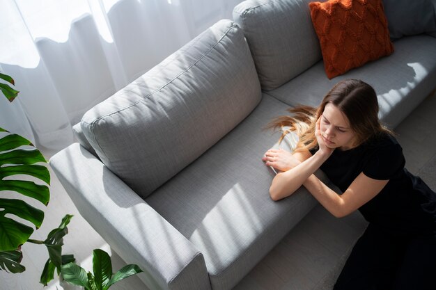 Triste giovane donna a casa