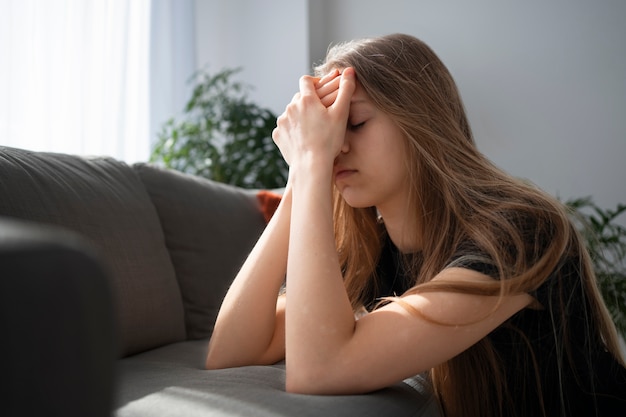 Triste giovane donna a casa