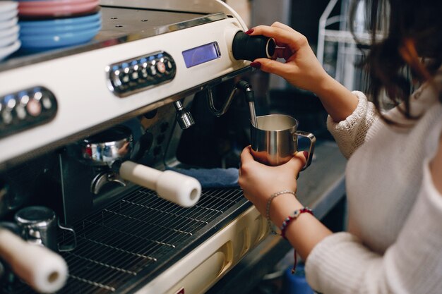 Tronco del barista che produce caffè