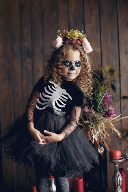 Trucco e costume di Halloween per bambina Sugar Skull. Festa di Halloween. Giorno della morte.