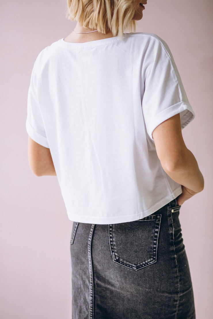 Foto gratuito tshirt da portare della donna graziosa