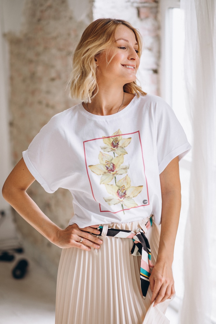 Foto gratuito tshirt da portare della donna graziosa