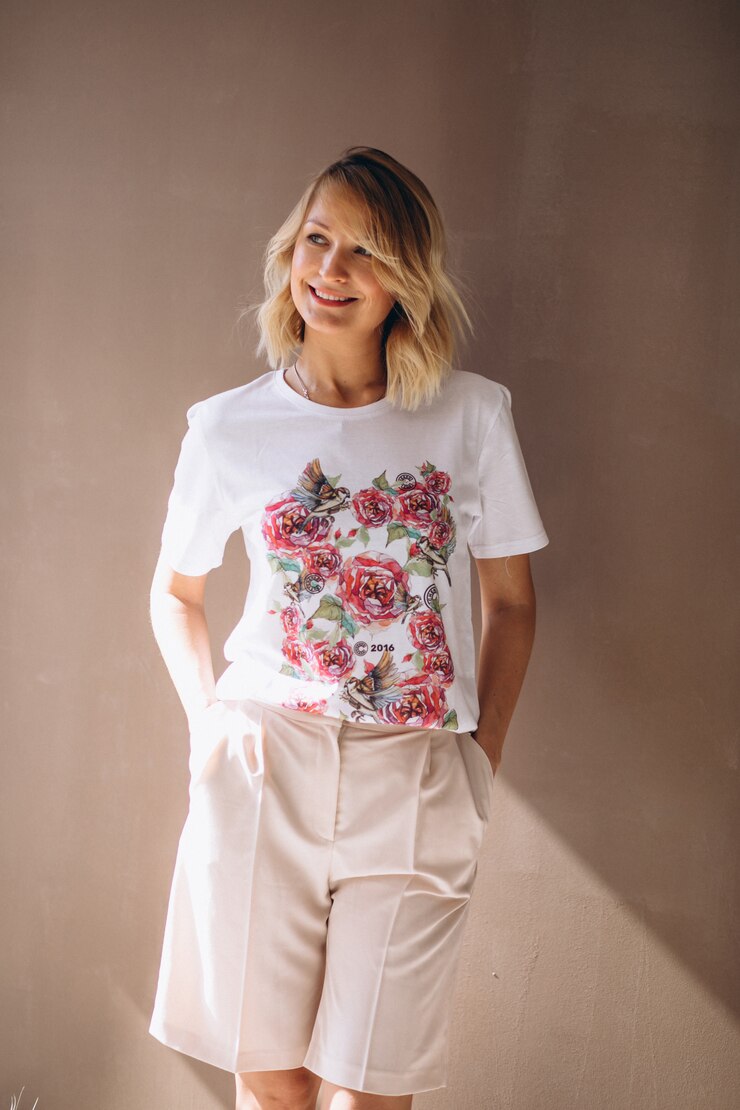 Foto gratuito tshirt da portare della donna graziosa