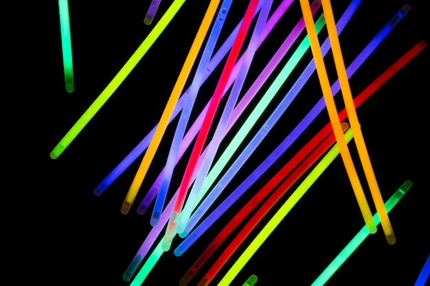 Tubi al neon colorati su sfondo scuro
