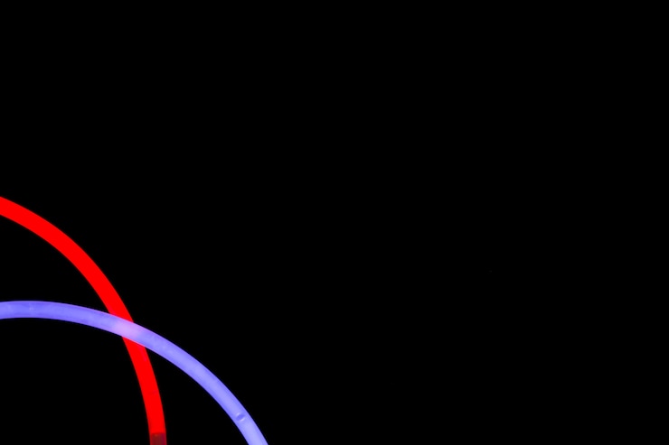 Foto gratuito tubo luminoso al neon rosso e viola sullo sfondo scuro