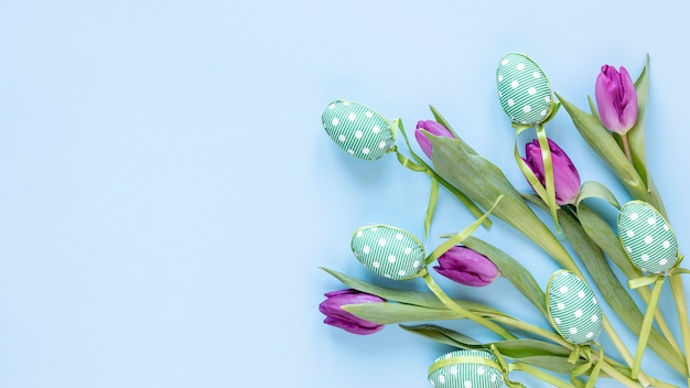 Tulipani copia-spazio e uova di Pasqua