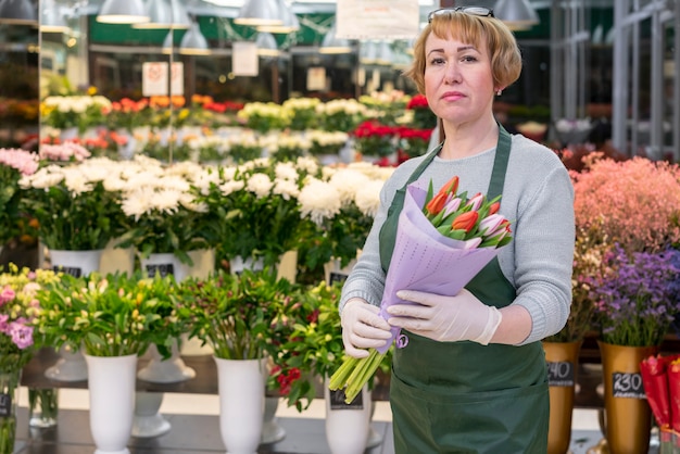 Tulipani senior della tenuta della donna di vista frontale