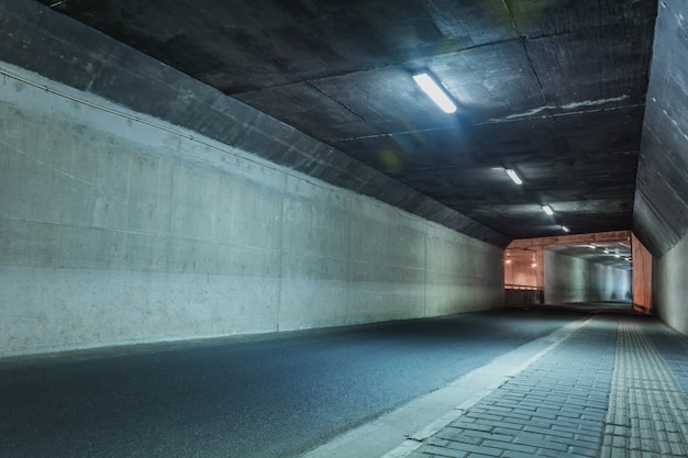 tunnel luminoso senza automobili