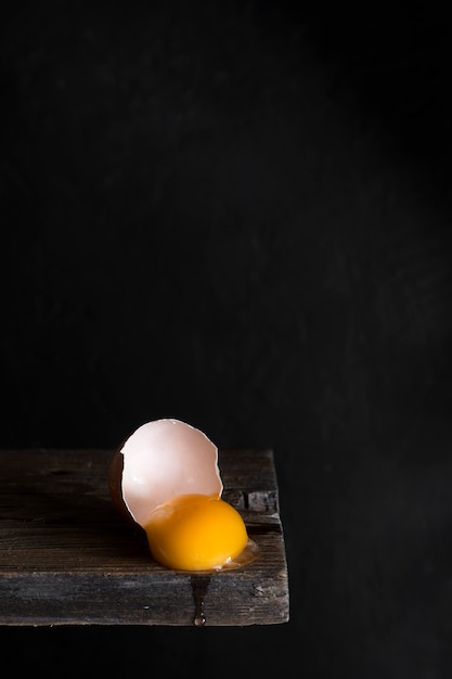 Tuorlo d'uovo sul bordo di legno