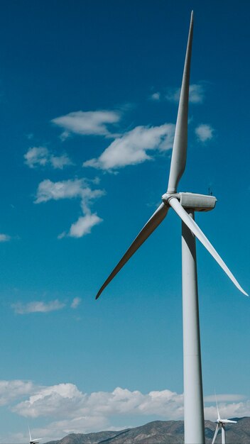 Turbina eolica con un cielo blu