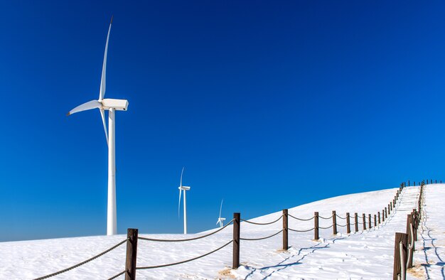 Turbina eolica e cielo blu nel paesaggio invernale