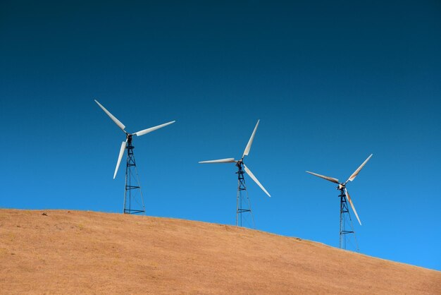Turbina eolica sulla montagna vicino a San Francisco.