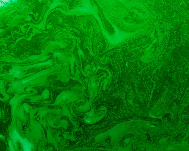 Foto gratuito turbinii di schiuma sul liquido di colore verde