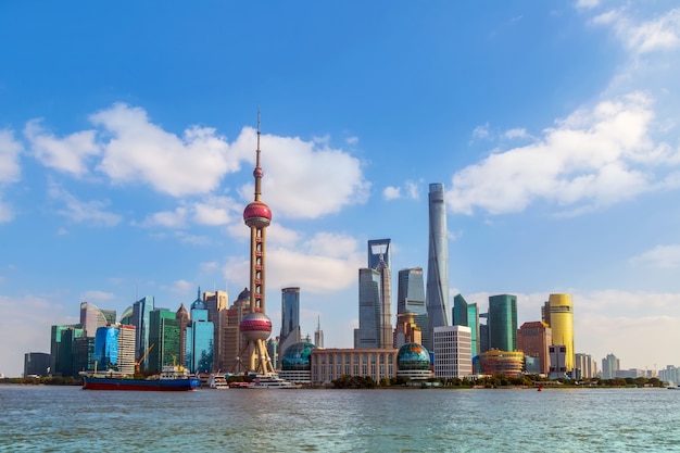 Turismo blu cielo grattacieli di viaggio shanghai