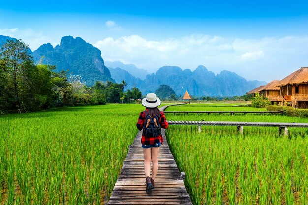 Turismo con zaino camminando sul sentiero in legno, Vang vieng in Laos.