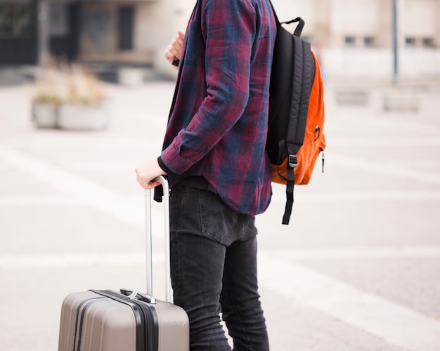 Turista alla moda del primo piano con bagagli