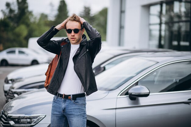 Turista bello dell&#39;uomo che compra un&#39;automobile