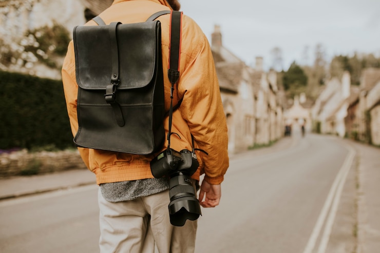 Foto gratuito turista che entra nel villaggio per il retrovisore