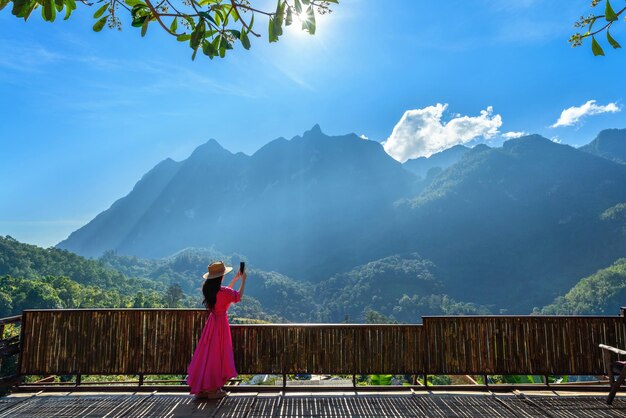 Turista che prende foto delle montagne di Doi Luang Chiang Dao, Chiang Mai, Tailandia.